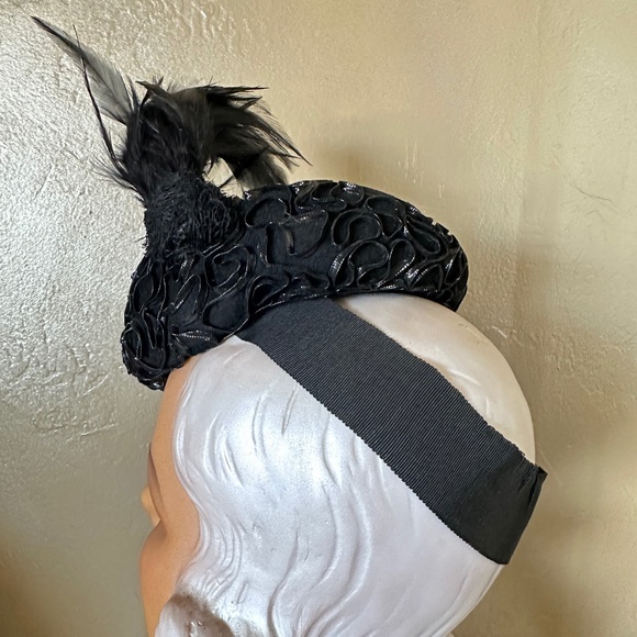 SMART 1940s\' BLACK FELT TILT HAT WITH SHINY BLACK TRIM + TALL FEATHERS main image 12